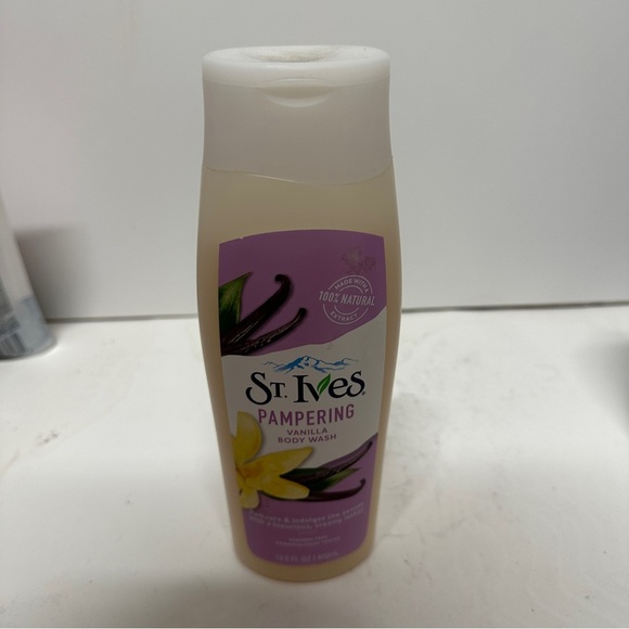 St. Ives Pampering Vanilla Body Wash 13.5 OZ HTF